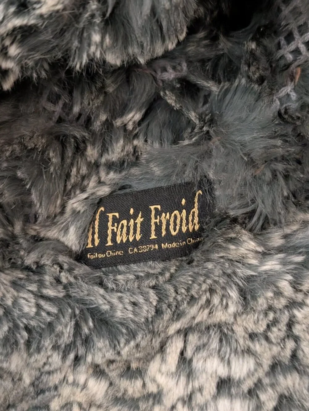 II Fait Froid Soft Black & Gray Matching Scarf with Fringe and hat